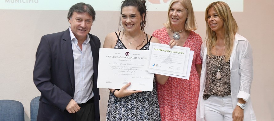 Entrega de diplomas a egresados de la carrera de Turismo en el Centro Universitario Municipal