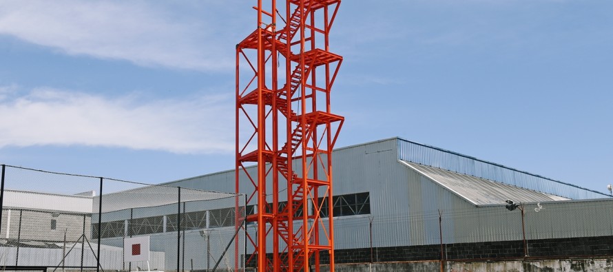 Colocaron una nueva torre de entrenamiento en el Cuartel de Bomberos