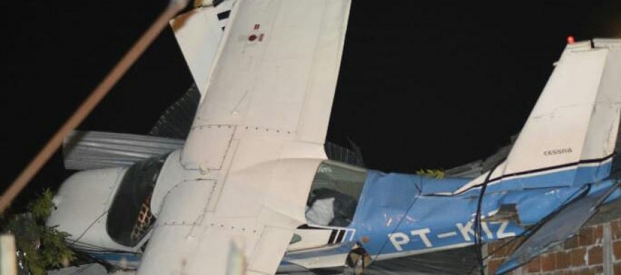 Una avioneta cayó en el barrio Aviación y quedó colgada de los techos