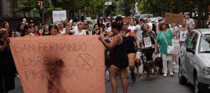 Se realizó la Perrocaminata en Plaza Mitre por una ciudad libre de pirotecnia