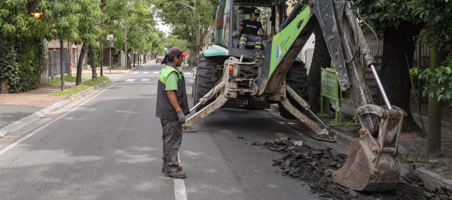 Tareas de mantenimiento y bacheo sobre Libertador desde Del Arca hasta Almirante Brown