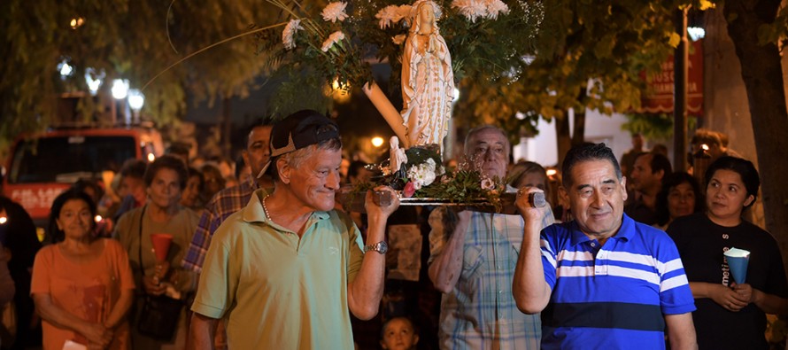 Festejos en honor de la Virgen de Lourdes en la esquina de Arnoldi y Cordero