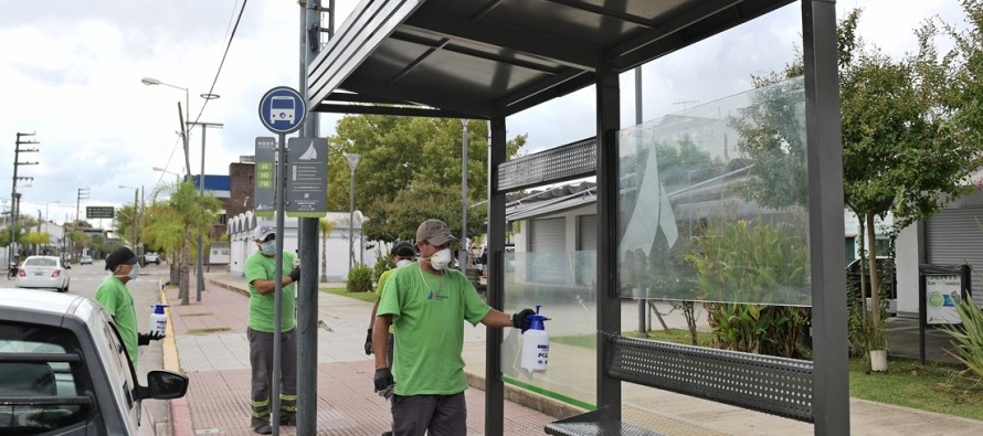 Coronavirus: tareas de desinfección en los refugios de pasajeros de nuestra ciudad