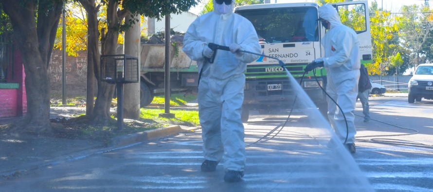 Desinfección de veredas y frentes de casas en el barrio Presidente Perón para prevenir el coronavirus