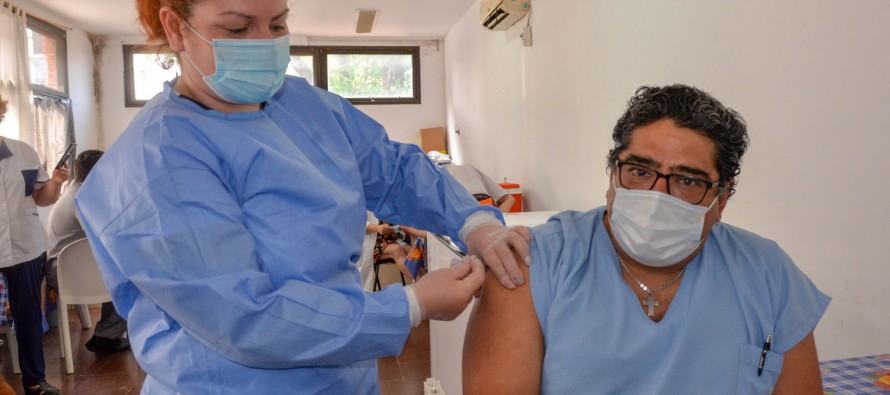 Carlos Sánchez, primer trabajador de la salud vacunado en nuestra ciudad: “No existe acto más solidario que la vacunación”