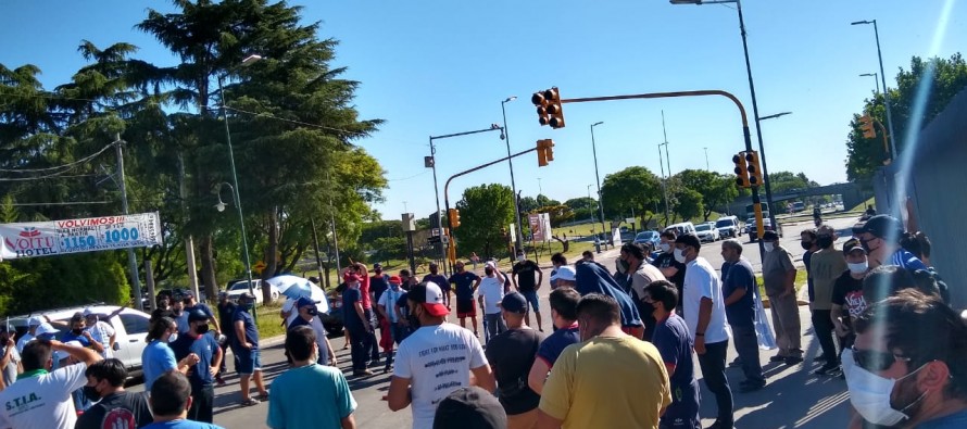 Trabajadores de Molinos realizaron una manifestación en la planta de Victoria