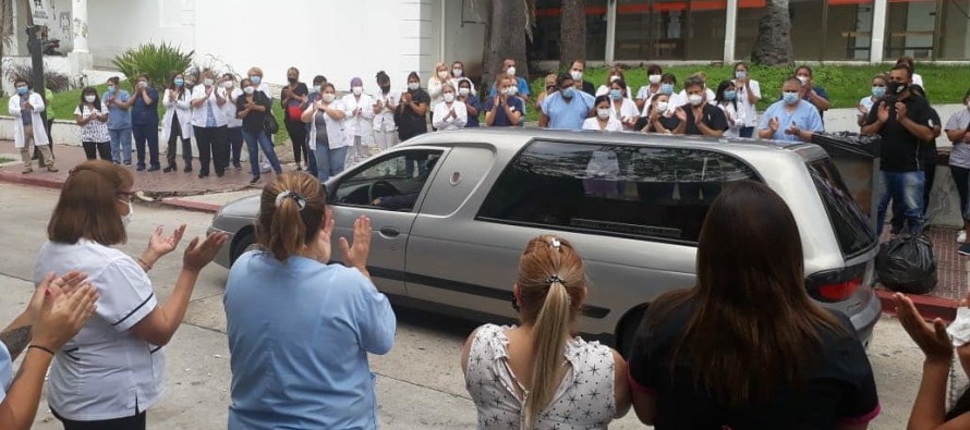 Trabajadores del Hospital Cordero despidieron a un compañero fallecido por COVID-19