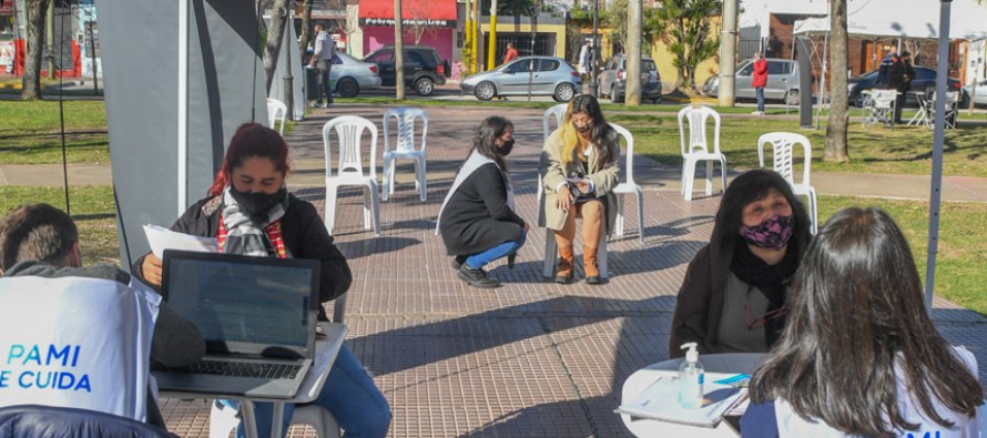 Operativo de servicios y trámites en el barrio Fate