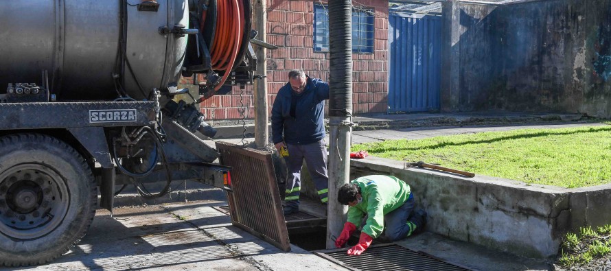 Arias y Almirante Brown: limpieza de conductos pluviales para evitar anegamientos