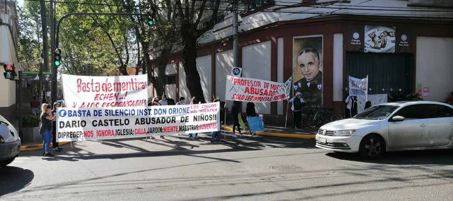 Docente denunciado por abuso: padres protestaron frente al Colegio Don Orione