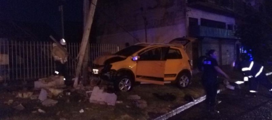 Avellaneda y Acceso: un auto chocó contra un poste y dejó la zona sin luz