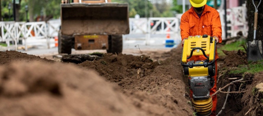 Refuerzo Aeropuerto, una de las obras de agua y cloacas que realiza AySA para mejorar el servicio