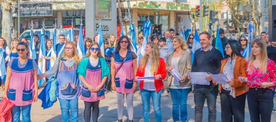 Homenaje a docentes por el Día de las Maestras y Maestros en la Plaza Sarmiento