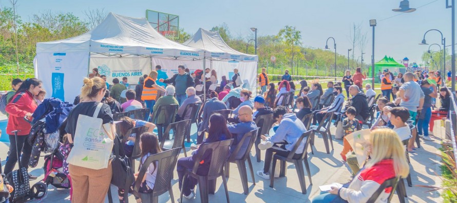 Continúa el operativo de documentación y servicios en el Parque Miguel Cané