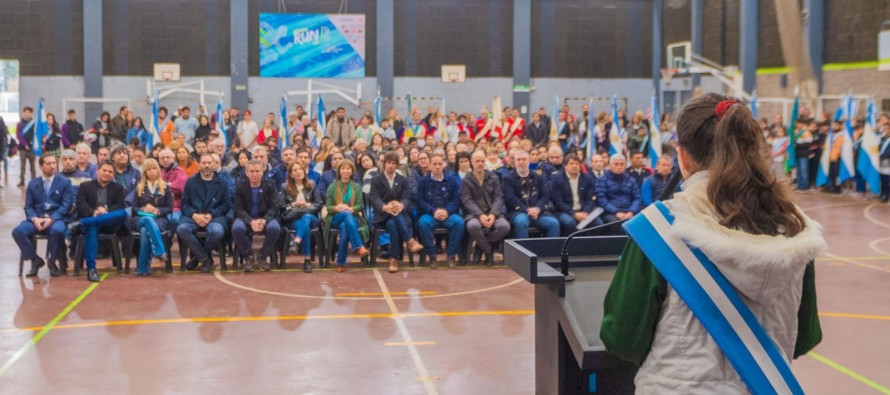 Acto cívico por el Día de la Independencia en el Poli 1