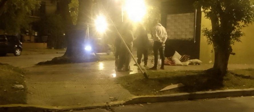 Una familia de Villa del Carmen reparte bandejas de comida a personas en situación de calle