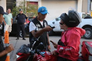 En Tigre y San Fernando, Marinucci entregó cascos y concientizó a motociclistas en infracción (4)